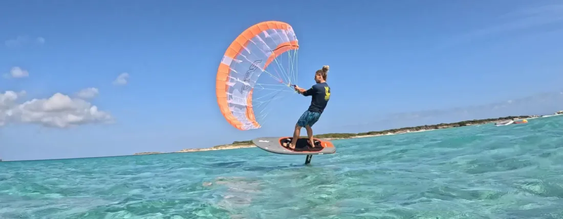 Un rider navigue en foil avec la Stow parawing.