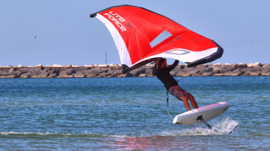 Tucker prend un virage serré en wing foil.