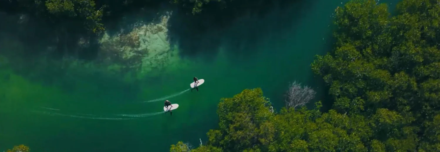 Deux riders naviguent tranquillement sur des eFoils Fliteboard.