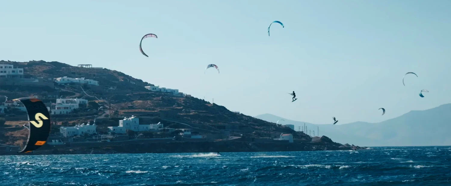 Rubens s'envole haut dans les airs avec le kite F-One Trigger V3.