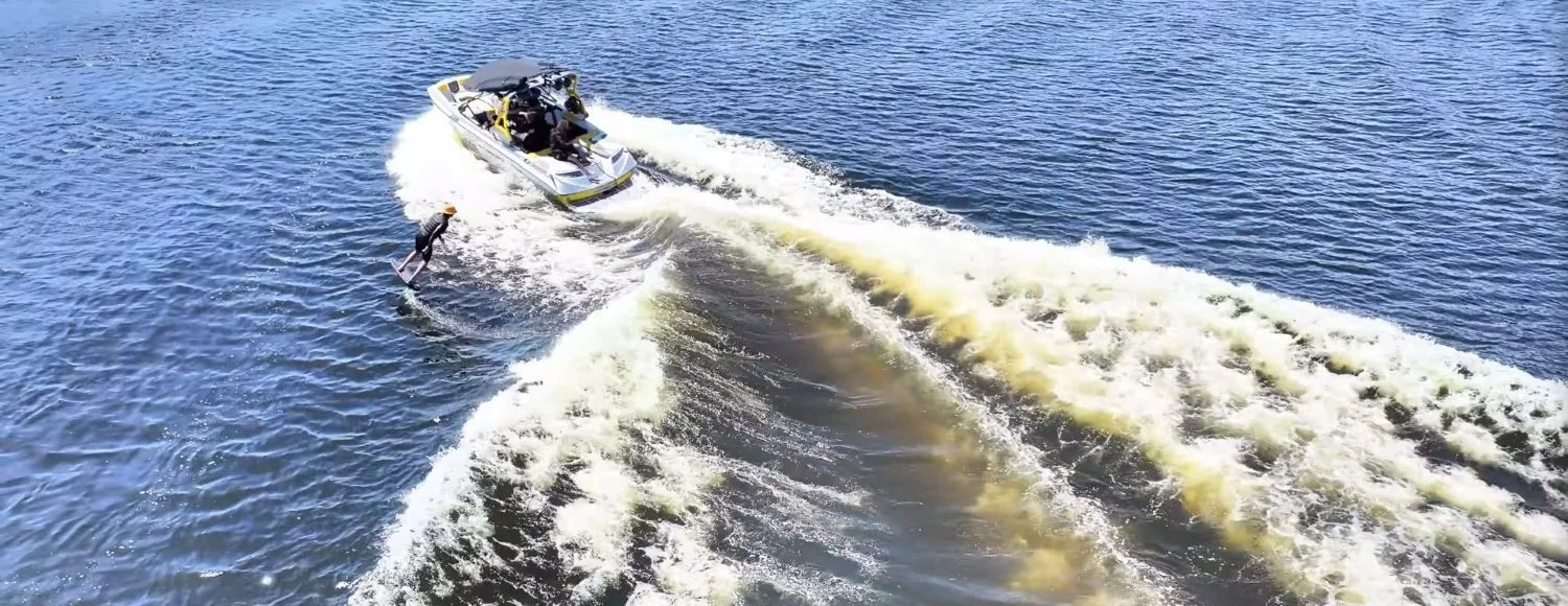 Adam Bennetts fait du wake foil avec le FLITELab FLUX 808_AB et la board 4'0 AB RAW.