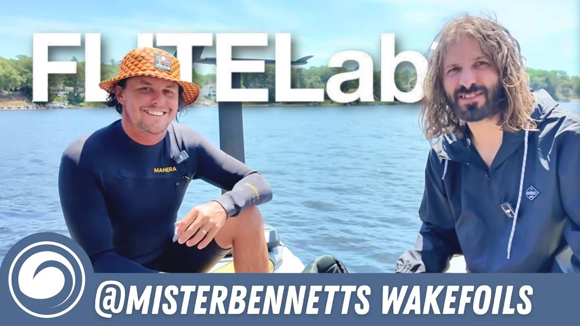 Wake foil derrière le bateau avec le FLITElab 808 Flux